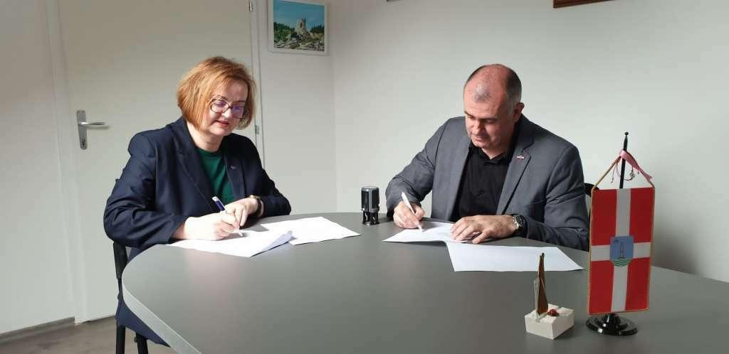 &lt;p&gt;Srednja strukovna škola u Livnu i Fakultet zdravstvenih studija potpisali sporazum o suradnji&lt;/p&gt;
