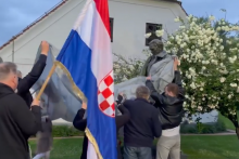 &lt;p&gt;Članovi Domovinskog pokreta u Kumrovcu ceradom prekrili Titov kip&lt;/p&gt;

