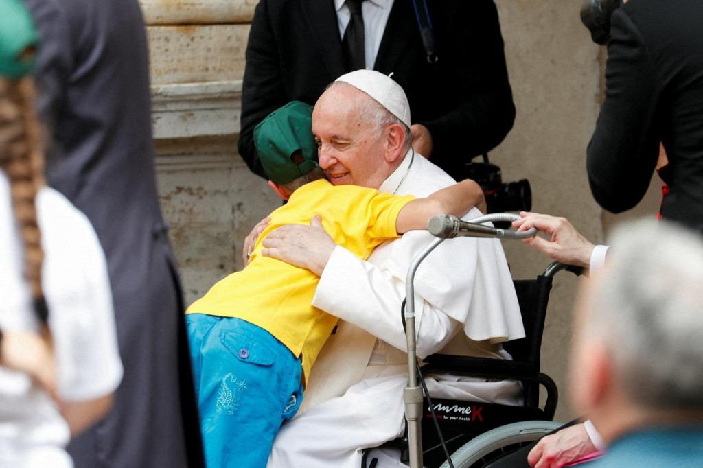 &lt;p&gt;Papa Franjo s ukrajinskom djecom&lt;/p&gt;
