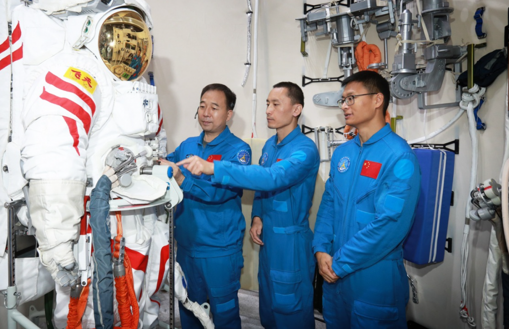&lt;p&gt;Kineski astronauti&lt;/p&gt;
