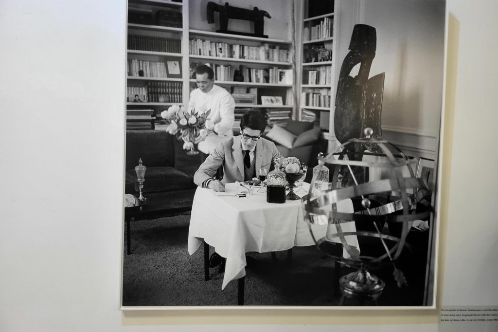 &lt;p&gt;MOSTAR, 5. lipnja (FENA) - Veleposlanica Francuske u BiH Christine Toudic i direktor VII Akademije Ziyah Gafić otvorili su u ponedjeljak u Galeriji kraljice Katarine Kosače u Mostaru izložbu &amp;#39;&amp;#39;Yves Saint Laurent by Alexandra i Pierre Boulat&amp;#39;&amp;#39;. Foto&lt;/p&gt; 