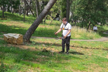 &lt;p&gt;Gradonačelnik Kordić pomagao komunalnim poduzećima i kosio travu na Bijelom Brijegu&lt;/p&gt;

