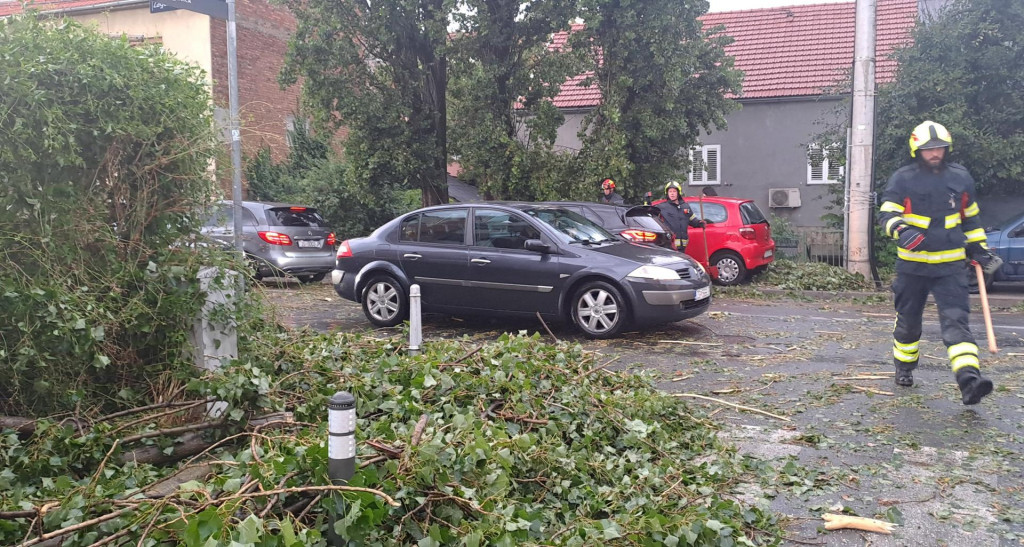 &lt;p&gt;Zagreb, 19.7.2023.- Olujno nevrijeme u Zagrebu. Na slici srušeno stablo u Zagorskoj ulici.&lt;/p&gt;