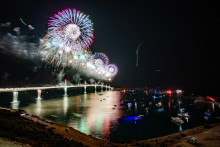 &lt;p&gt;Komarna, 26.07.2022 - Velikim vatrometom na kraju svečanosti otvaranja Pelješkog mosta završeno je spajanje južnog dijela Hrvatske s ostatkom domovine.&lt;br&gt;
foto HINA/ Damir SENČAR/ ds&lt;/p&gt;