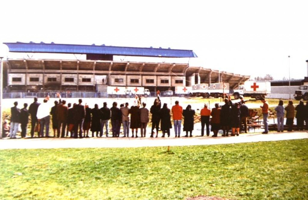 <p>Hrvatski civili ispred logora Stadion u Bugojnu</p>