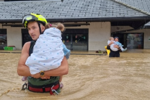 &lt;p&gt;Slovenski vatrogasci spašavaju djecu iz potopljenog vrtića&lt;/p&gt;