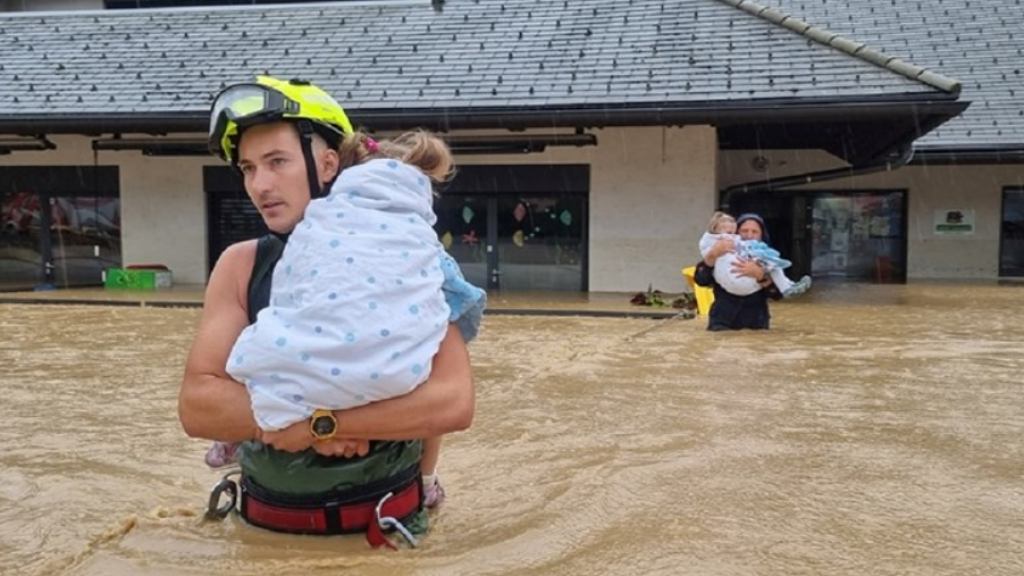 &lt;p&gt;Slovenski vatrogasci spašavaju djecu iz potopljenog vrtića&lt;/p&gt;
