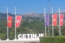 &lt;p&gt;Zastave na ulazu u Cetinje spuštene su na pola koplja&lt;/p&gt;