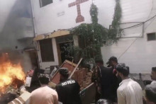 &lt;p&gt;Bijesna gomila zapalila crkve u Pakistanu zbog navodnog svetogrđa&lt;/p&gt;