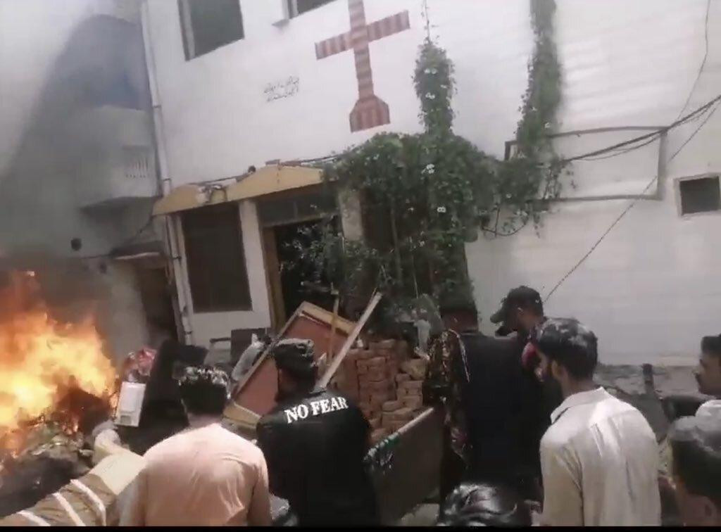 &lt;p&gt;Bijesna gomila zapalila crkve u Pakistanu zbog navodnog svetogrđa&lt;/p&gt;