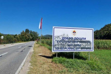 Pošarana tabla s natpisom ”Dobrodošli u Republiku Srpsku”