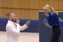&lt;p&gt;Estonski političar zaprosio djevojku u Europskom parlamentu&lt;/p&gt;