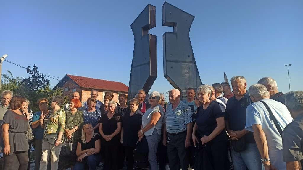 &lt;p&gt;Roditelji poginulih branitelja iz Hrvatske obišli spomen obilježja na području Brčko distrikta&lt;/p&gt;