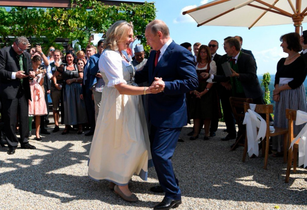 &lt;p&gt;Karin Kneissl pleše s Vladimirom Putinom&lt;/p&gt;