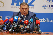 &lt;p&gt;MOSTAR, 25. rujna (FENA) – Nakon sastanka koalicijskih partnera na razni BiH u Mostaru, predsjednik SNSD-a Milorad Dodik rekao je kako ništa nisu u potpunosti napravili što bi moglo ići na odlučivanje, osim da su dogovorili da se nastave dogovarati o proceduri. (Foto FENA/Mario Obrdalj)&lt;/p&gt;