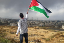 &lt;p&gt;Mladi Palestinac sa zastavom&lt;/p&gt;