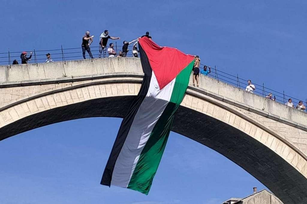 &lt;p&gt;Velika zastava Palestine na Starom mostu u Mostaru&lt;/p&gt;