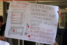 &lt;p&gt;MOSTAR, 2. studenoga (FENA) – Jutros je u 8 sati počeo generalni štrajk svih zdravstvenih radnika u Hercegovačko-neretvanskoj županiji (HNŽ), a veliki broj njih okupio se ispred Sveučilišne kliničke bolnice (SKB) Mostar, odakle su još jedanput pozvali županijsku Vladu ”da sjednu za stol i spriječe katastrofu u zdravstvu.”(Foto FENA/Mario Obrdalj)&lt;/p&gt;