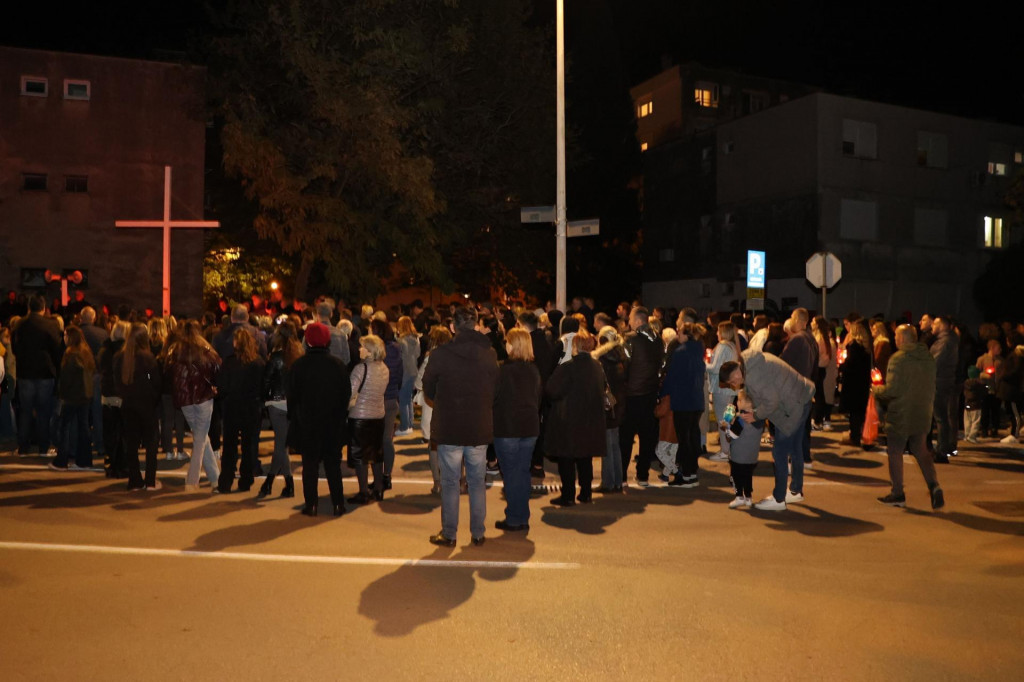 &lt;p&gt;MOSTAR, 18. studenoga (FENA) – Dan sjećanja na žrtvu Vukovara i Škabrnje tradicionalno je obilježen u subotu navečer u Mostaru. Brojni vjernici nakon večernjih misa krenuli su prema Vukovarskoj ulici gdje su ispred podignutog spomen križa upalili svijeće i pomolili se za stradale i nestale u Vukovaru 1991. godine. (Foto FENA/ES)&lt;/p&gt;