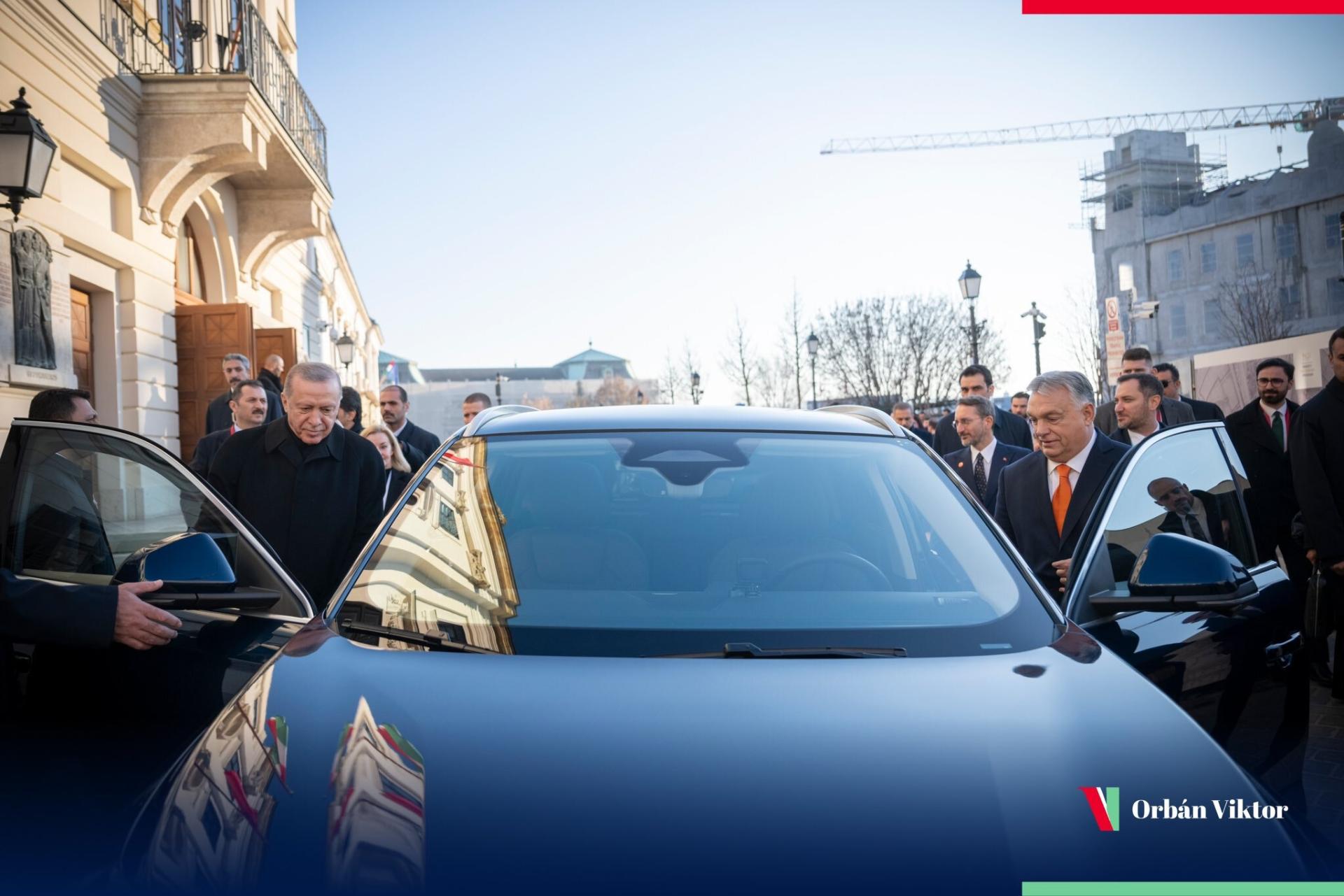 Orban Erdoganu darovao konja, a ovaj njemu električni auto s 435 ‘konja‘