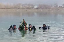 &lt;p&gt;Ronioci potopili okićeni bor u Mostarsko jezero&lt;/p&gt;