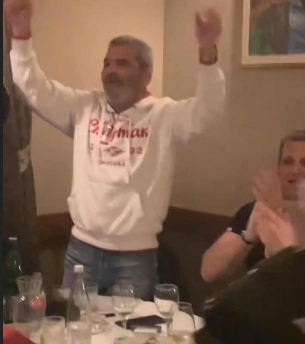 &lt;p&gt;Baka Slišković i Romano Obilinović zbog Hajduka napravili šou u restoranu, ponijela ih pjesm&lt;/p&gt;
