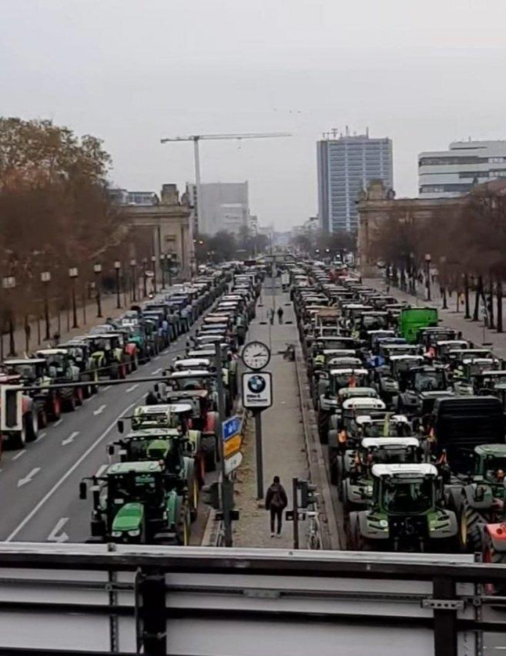 &lt;p&gt;Njemački poljoprivrednici blokirali promet u centru Berlina&lt;/p&gt;