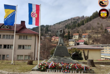 &lt;p&gt;U Varešu skinuli zastave hrvatskog naroda u BiH i Vatikana, srušili jarbol&lt;/p&gt;