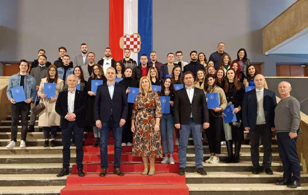 &lt;p&gt;Mostar: 36 Napretkovih stipendista potpisalo ugovor o stipendiranju&lt;/p&gt;