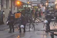 &lt;p&gt;Poljoprivrednici probijaju barikade u Bruxellesu&lt;/p&gt;