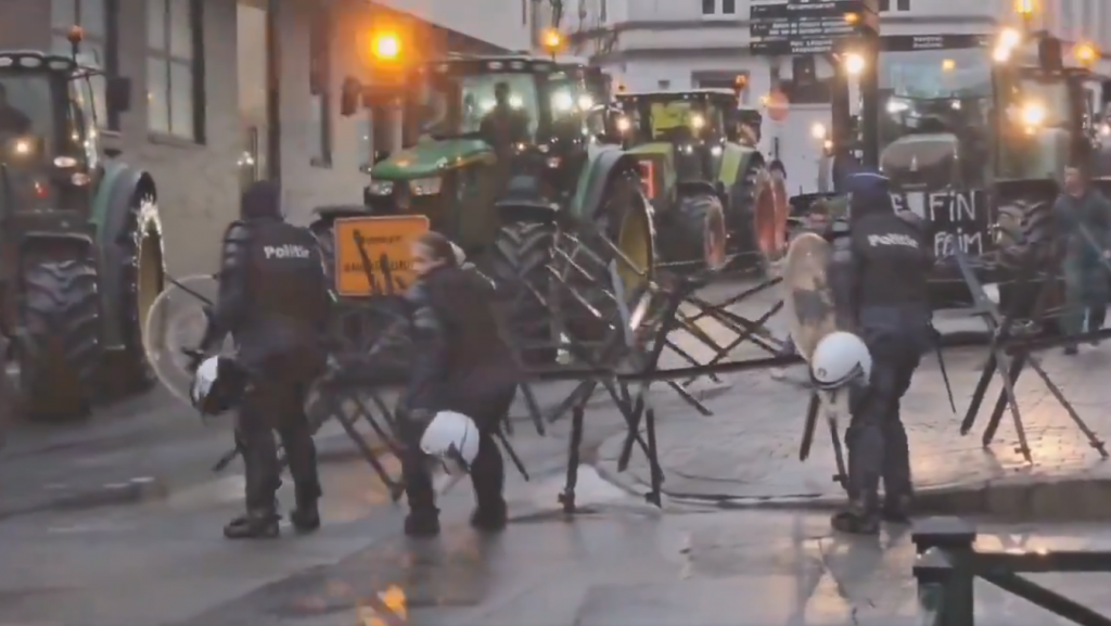 &lt;p&gt;Poljoprivrednici probijaju barikade u Bruxellesu&lt;/p&gt;