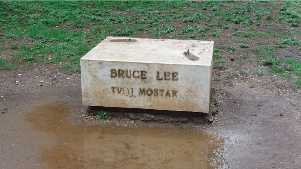 &lt;p&gt;Nestao kip Bruce Leea u Mostaru&lt;/p&gt;