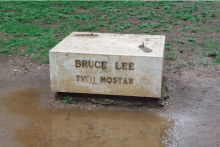 &lt;p&gt;Nestao kip Bruce Leea u Mostaru&lt;/p&gt;