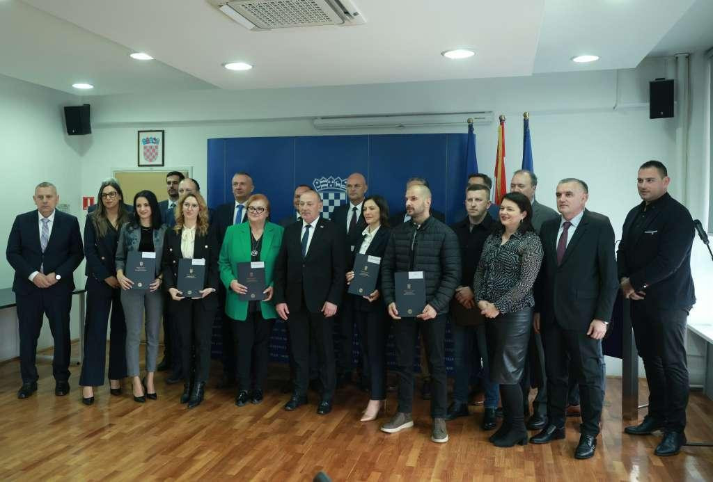 &lt;p&gt;Uručeni sporazumi o suradnji pri organizaciji posjeta Vukovaru učenika iz BiH&lt;/p&gt;