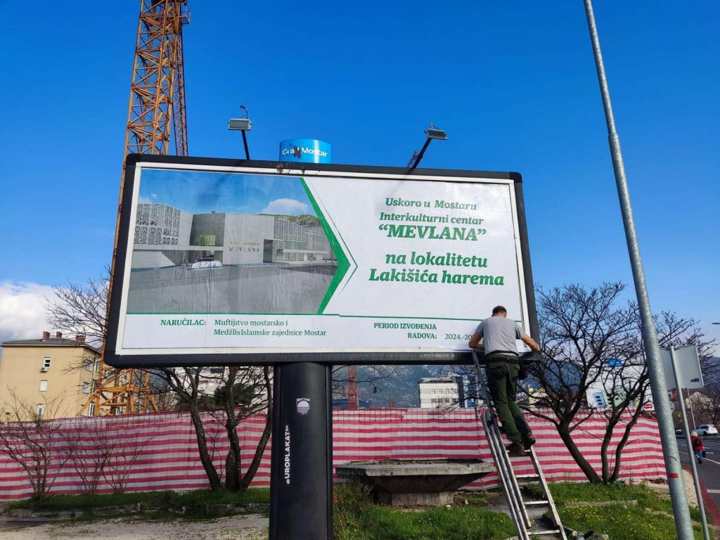 &lt;p&gt;Bizaran billboard kojim se obavještava javnost o izgradnji Mevlane na lokaciji Lakišića harema, premda više, izgleda, ni u Islamskoj zajednici, ne znaju gdje je on, pa se s pravom pitamo - postoji li uopće?&lt;/p&gt;