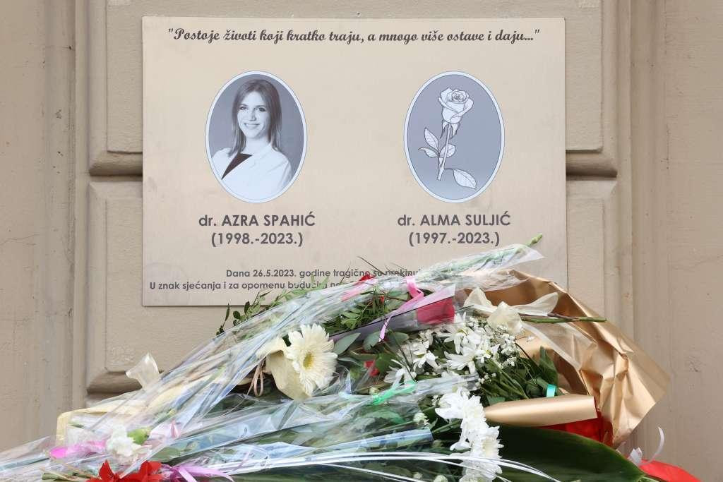 &lt;p&gt;Otkrivena spomen-ploča na mjestu stradanja mladih doktorica Azre Spahić i Alme Suljić&lt;/p&gt;