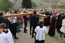 &lt;p&gt;MOSTAR, 28. ožujka (FENA) - Više stotina vjernika sudjelovalo je na Veliki petak u pobožnost Križnog puta na brdu Hum u Mostaru.(Foto FENA/Branka Soldo)&lt;/p&gt;