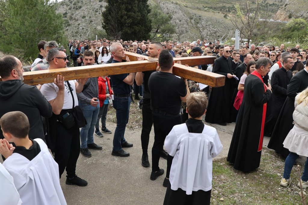 &lt;p&gt;MOSTAR, 28. ožujka (FENA) - Više stotina vjernika sudjelovalo je na Veliki petak u pobožnost Križnog puta na brdu Hum u Mostaru.(Foto FENA/Branka Soldo)&lt;/p&gt;