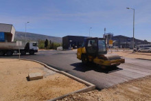 &lt;p&gt;Počelo postavljanje završnog sloja asfalta na prometnici u Rodoču&lt;/p&gt;