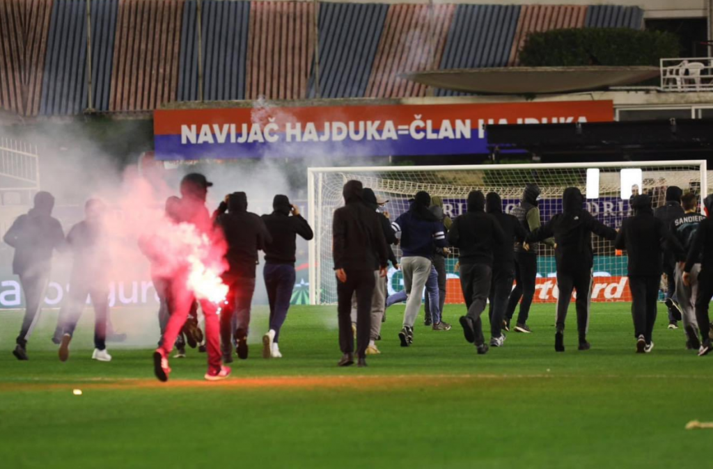 &lt;p&gt;Navijači Hajduka utrčali na travnjak Poljuda&lt;/p&gt;
