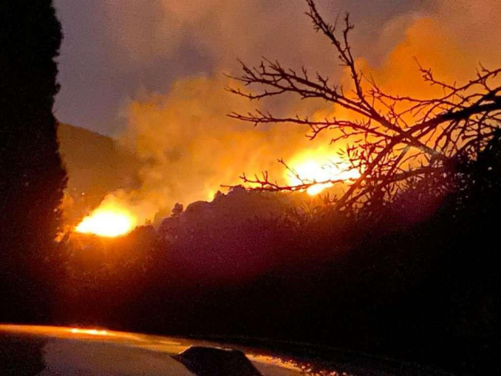 &lt;p&gt;Požar koji je u petak izbio iznad naselja Vesela u Bugojnu širi se prema Kupresu&lt;/p&gt;