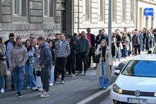 &lt;p&gt;Izbori u Hrvatskoj. Ogroman red na biralištu u Zagrebu&lt;/p&gt;