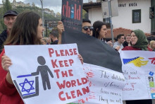 &lt;p&gt;Antisemitske poruke tijekom ”prosvjeda podrške Palestini”, 22.10.2023., Sarajevo - Američko veleposlantvo ih ”nije vidjelo”&lt;/p&gt;