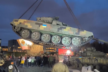&lt;p&gt;Rusi zarobili tenk Leopard&lt;/p&gt;