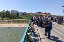 &lt;p&gt;Polaganjem cvijeća na mostu preko rijeke Save obilježena 32. godišnjica stradanja civila&lt;/p&gt;