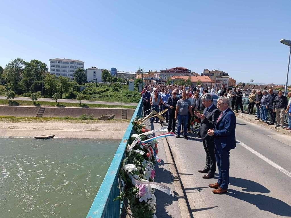 &lt;p&gt;Polaganjem cvijeća na mostu preko rijeke Save obilježena 32. godišnjica stradanja civila&lt;/p&gt;