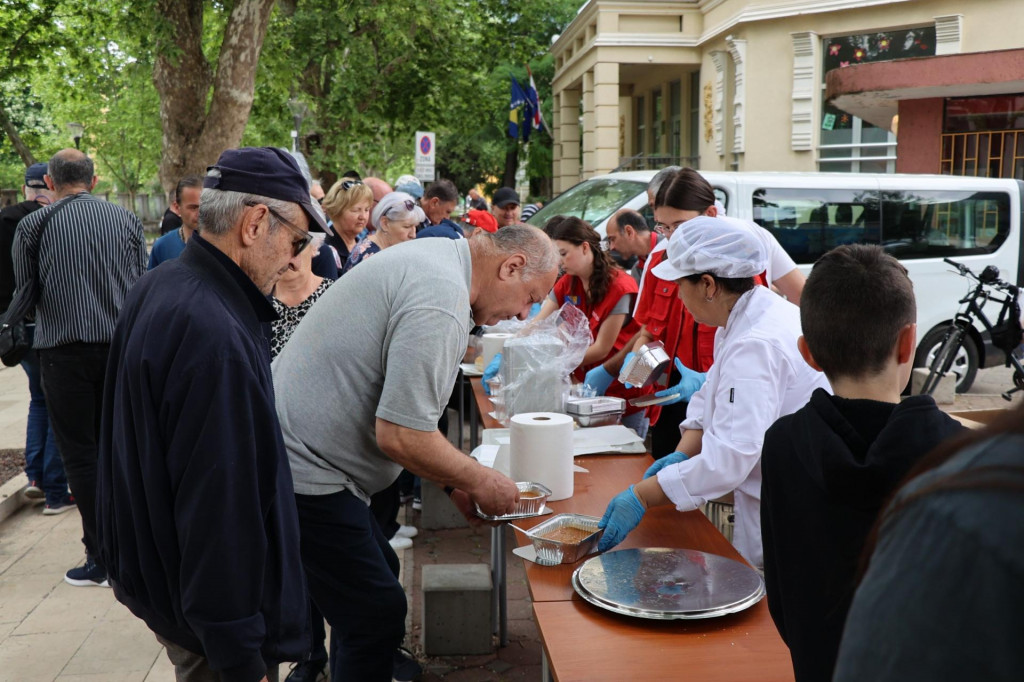 &lt;p&gt;MOSTAR, 1. svibnja (FENA) – I ove godine grad Mostar i sindikati uz pomoć djelatnika i volontera Crvenog križa organizirao je druženje i podjelu graha u parku Zrinjevac. (Foto FENA/Mario Obrdalj)&lt;/p&gt;