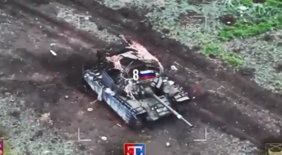 Ukrajinci objavili snimku uništenih ruskih tenkova