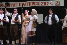 &lt;p&gt;Nekoliko folklornih skupina iz Republike Hrvatske i Bosne i Hercegovine okupilo se u nedjelju u Novom Travniku na trećem festivalu Svatovca i svatovskih običaja&lt;/p&gt;