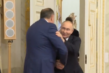 &lt;p&gt;Dodik pokušava poljubiti Putina&lt;/p&gt;